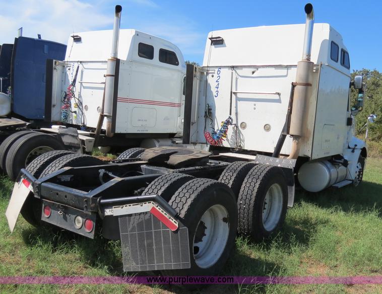 image for item B4513 2006 International 9400i semi truck