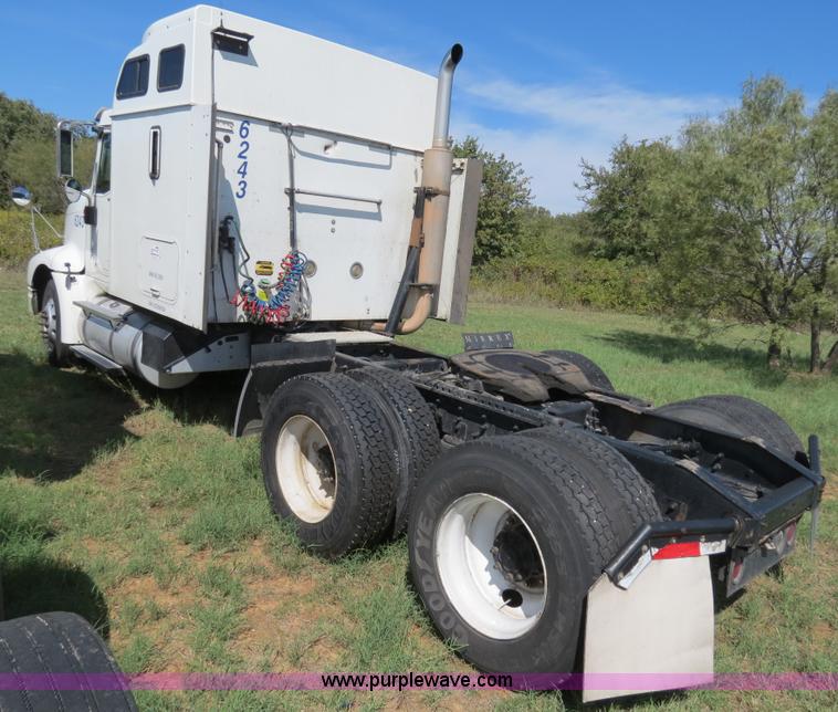 image for item B4513 2006 International 9400i semi truck