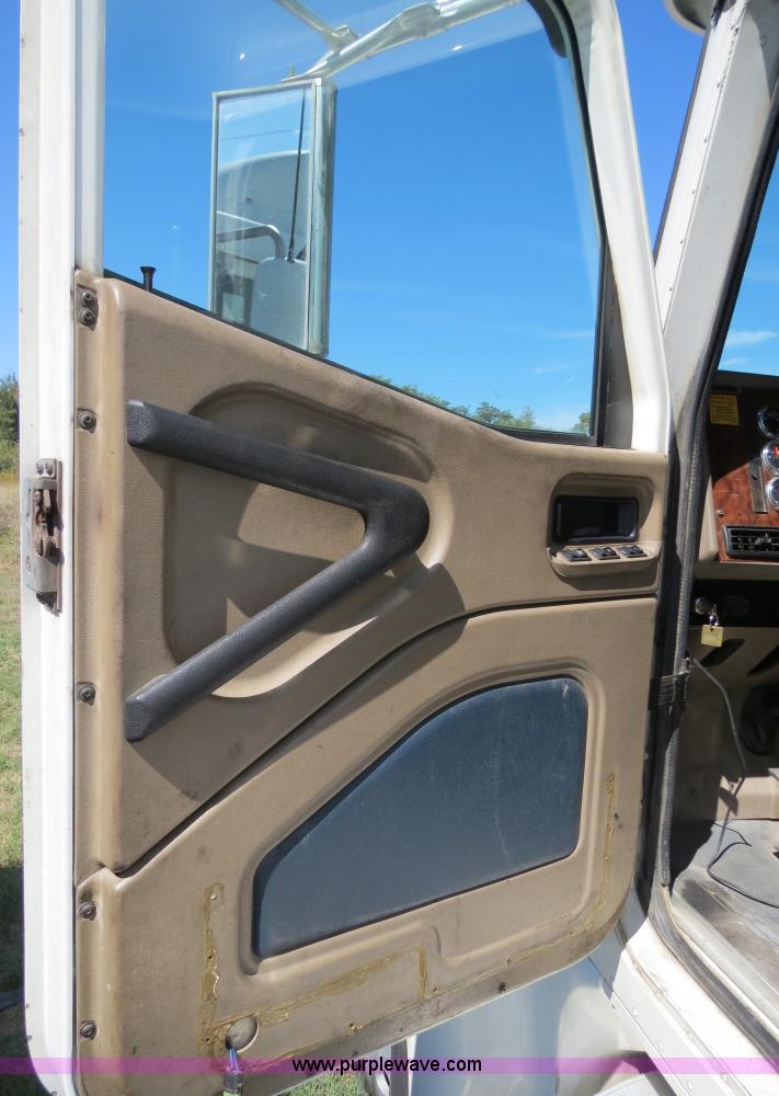 image for item B4513 2006 International 9400i semi truck