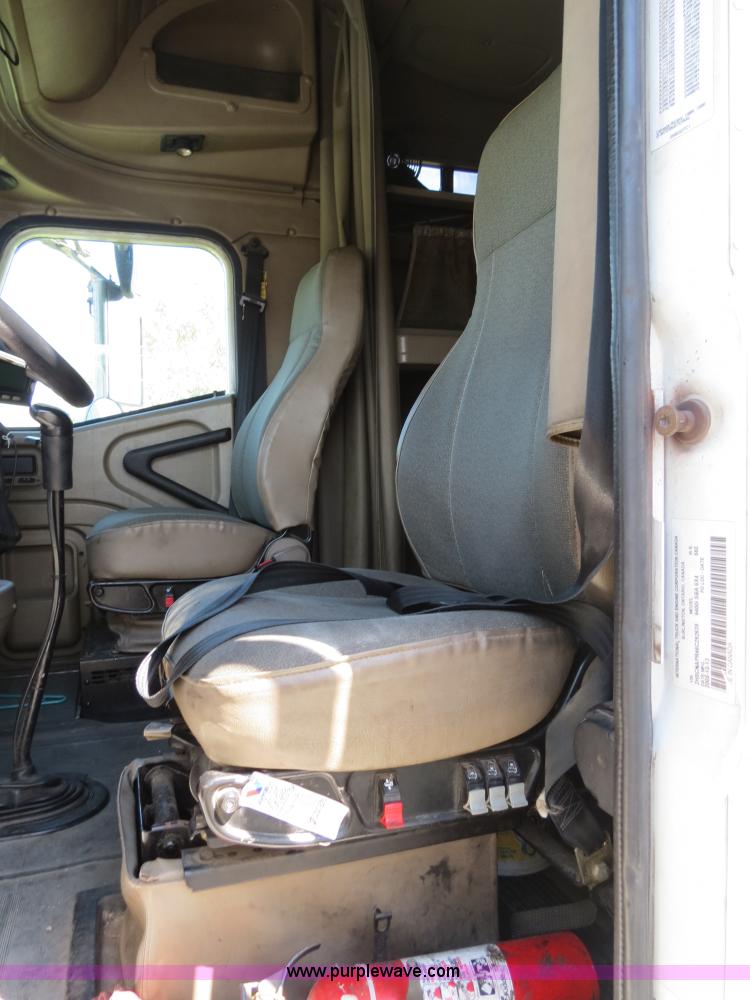 image for item B4513 2006 International 9400i semi truck