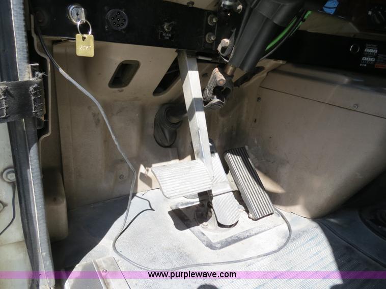 image for item B4513 2006 International 9400i semi truck