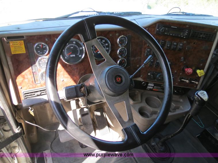 image for item B4513 2006 International 9400i semi truck