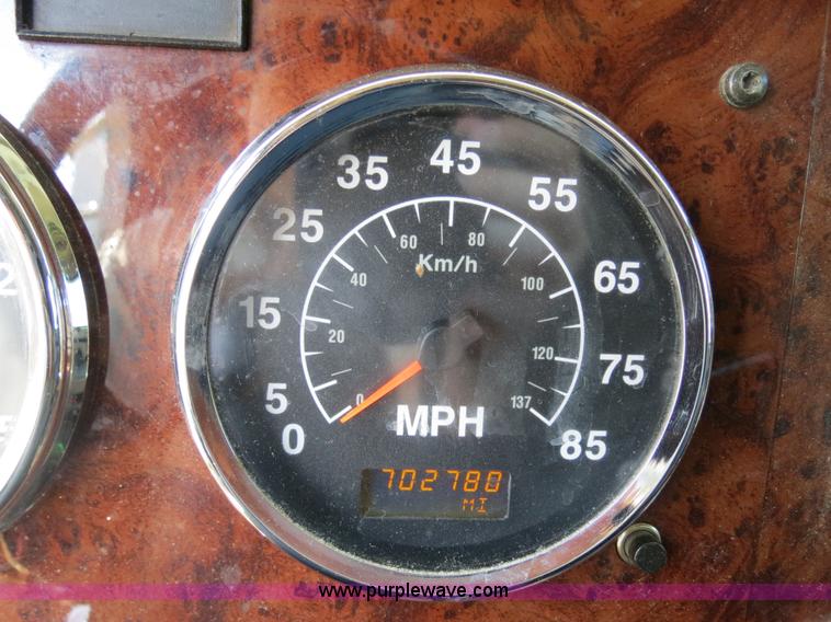 image for item B4513 2006 International 9400i semi truck