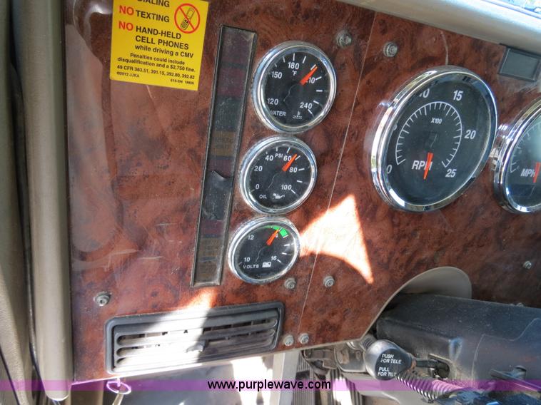 image for item B4513 2006 International 9400i semi truck