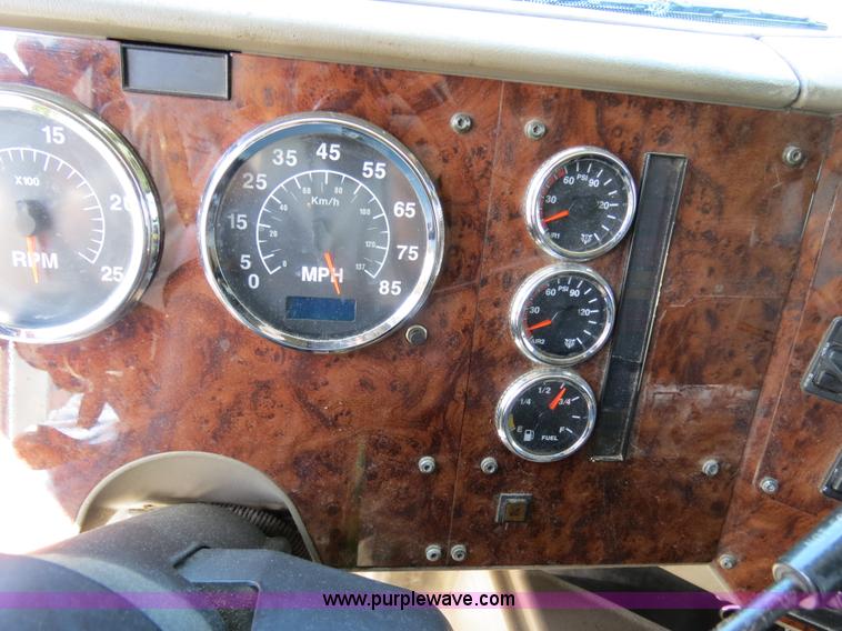 image for item B4513 2006 International 9400i semi truck