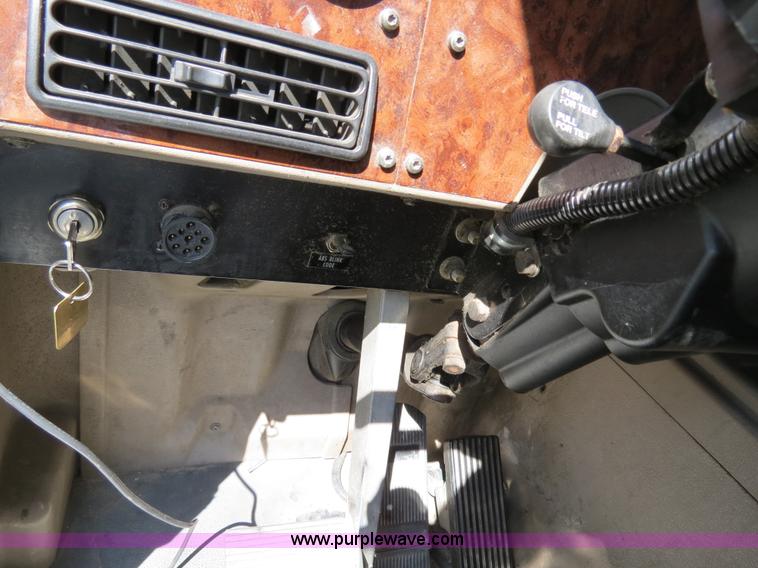 image for item B4513 2006 International 9400i semi truck