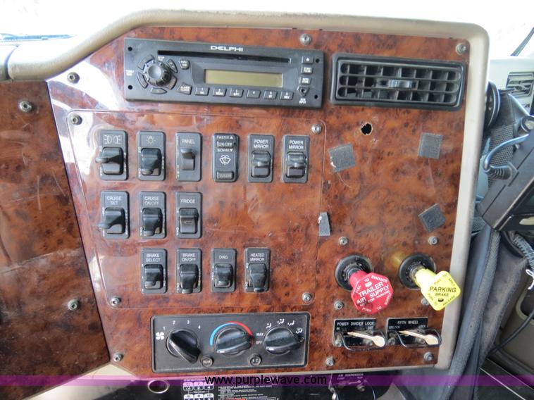 image for item B4513 2006 International 9400i semi truck