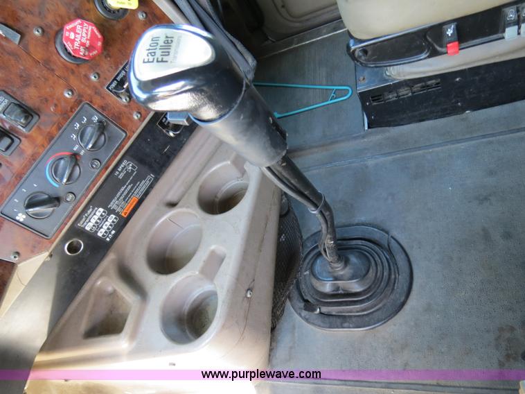 image for item B4513 2006 International 9400i semi truck