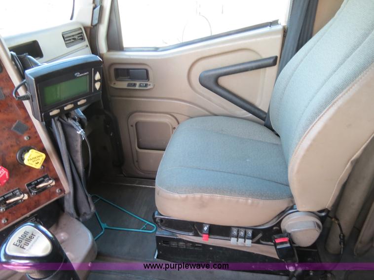 image for item B4513 2006 International 9400i semi truck