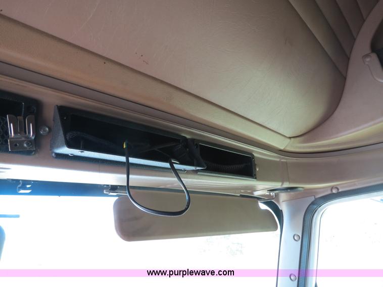 image for item B4513 2006 International 9400i semi truck