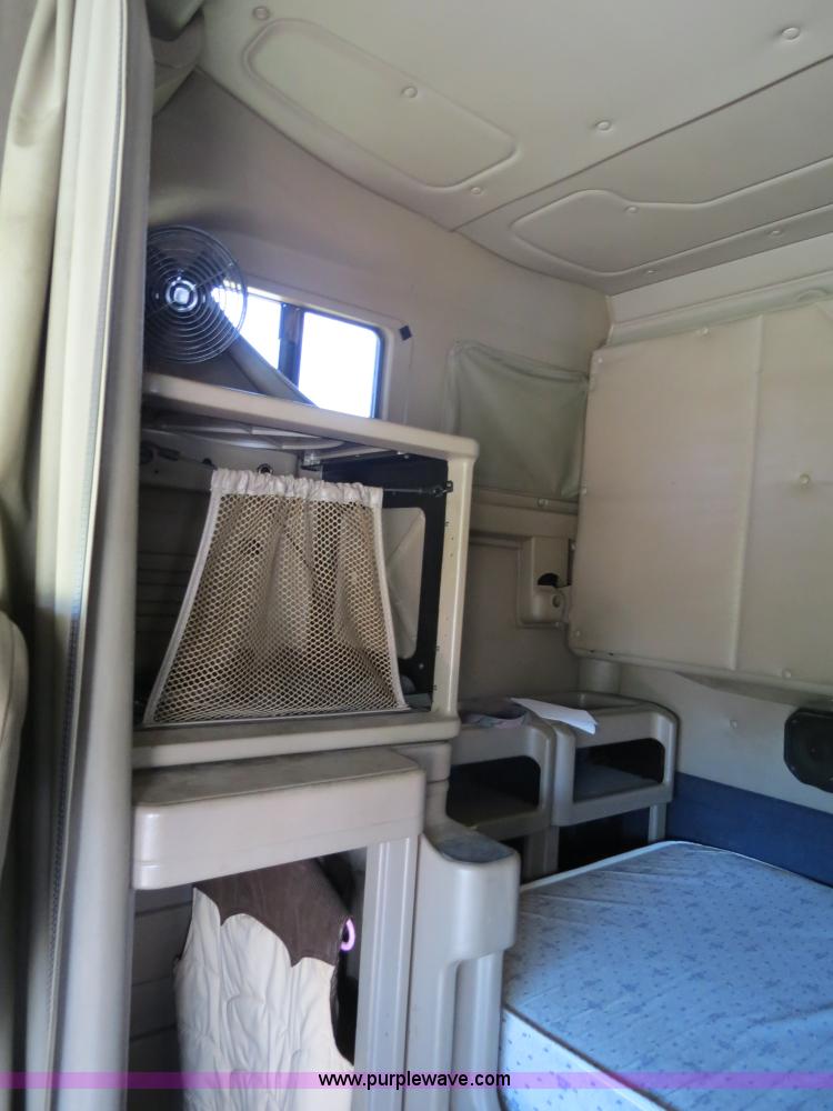 image for item B4513 2006 International 9400i semi truck