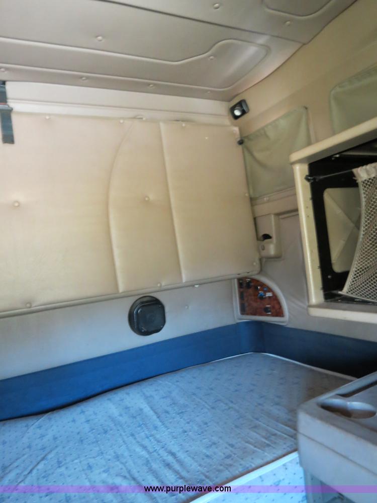 image for item B4513 2006 International 9400i semi truck