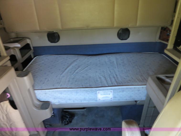 image for item B4513 2006 International 9400i semi truck