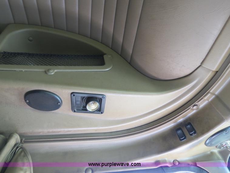 image for item B4513 2006 International 9400i semi truck