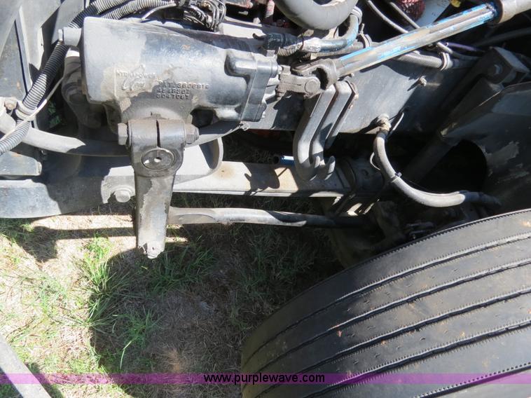 image for item B4513 2006 International 9400i semi truck