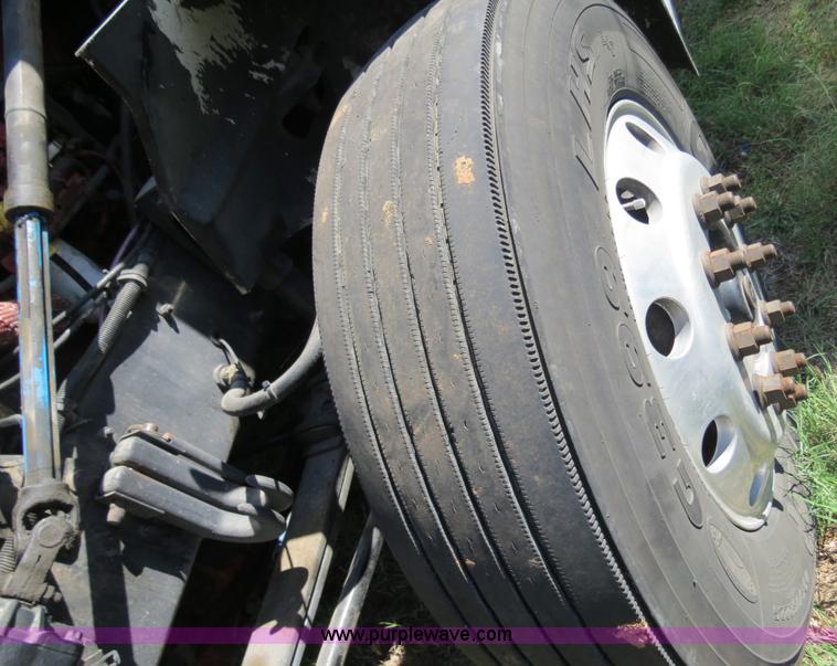 image for item B4513 2006 International 9400i semi truck