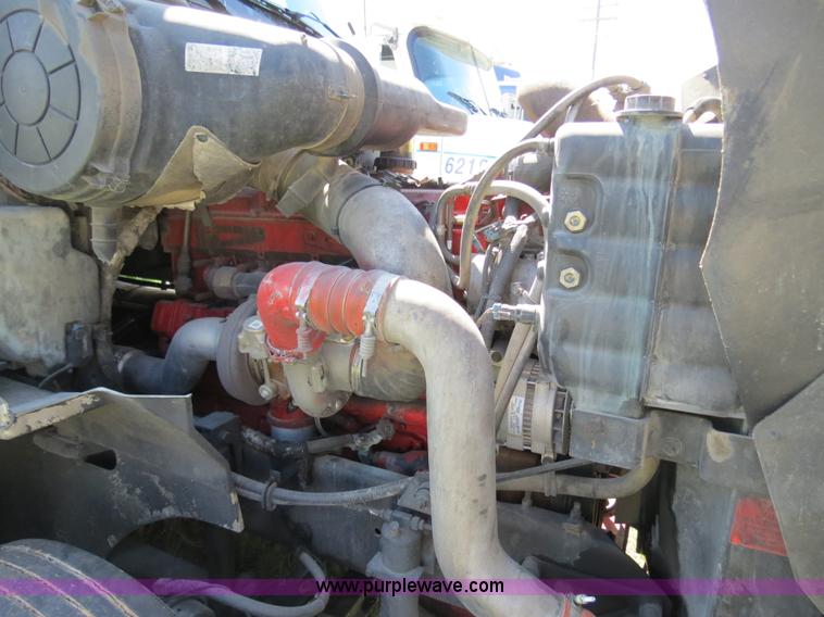 image for item B4513 2006 International 9400i semi truck