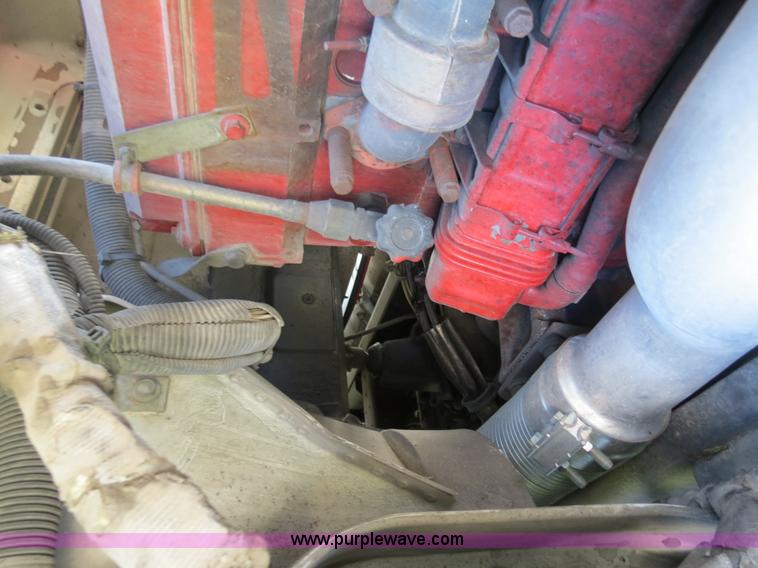 image for item B4513 2006 International 9400i semi truck