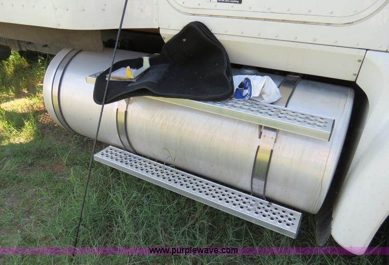 image for item B4513 2006 International 9400i semi truck