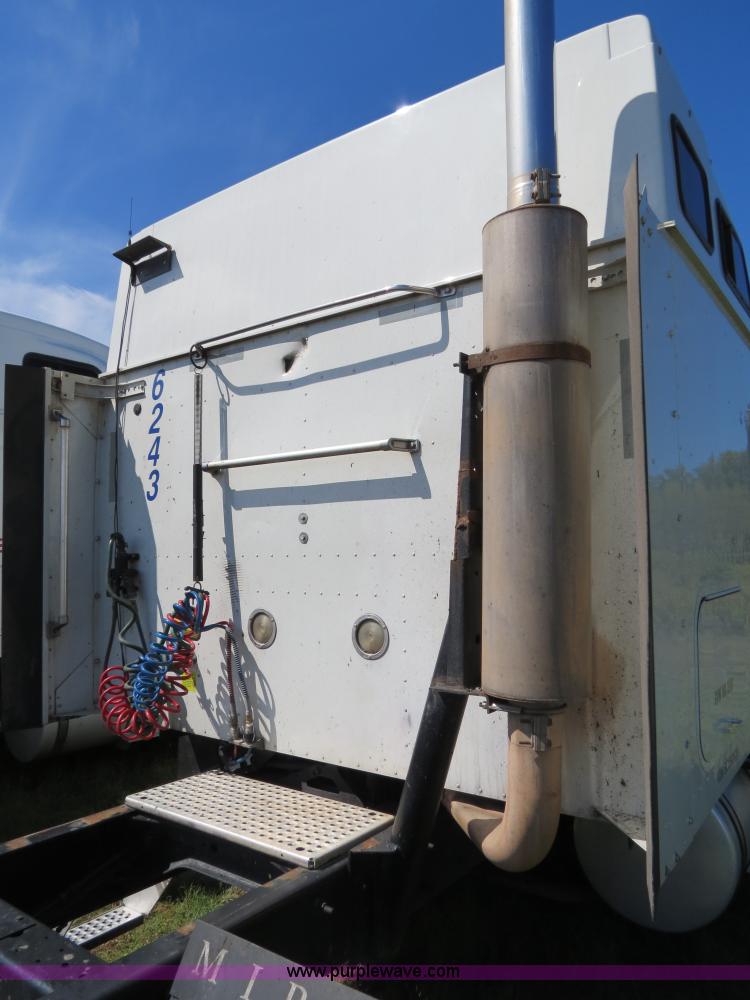 image for item B4513 2006 International 9400i semi truck