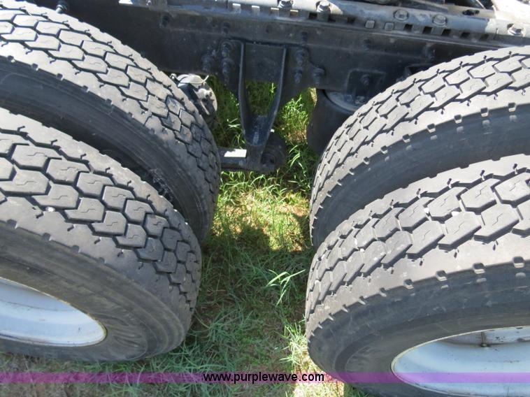 image for item B4513 2006 International 9400i semi truck