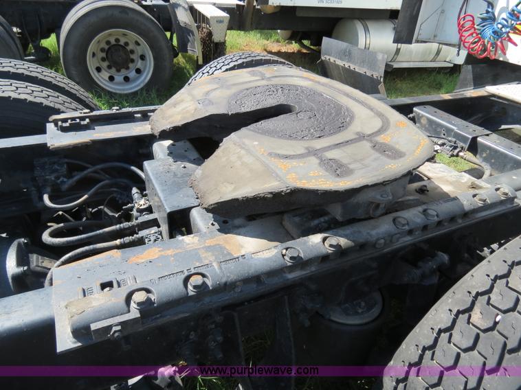 image for item B4513 2006 International 9400i semi truck