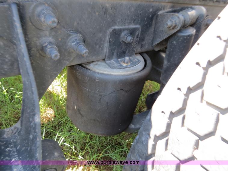 image for item B4513 2006 International 9400i semi truck