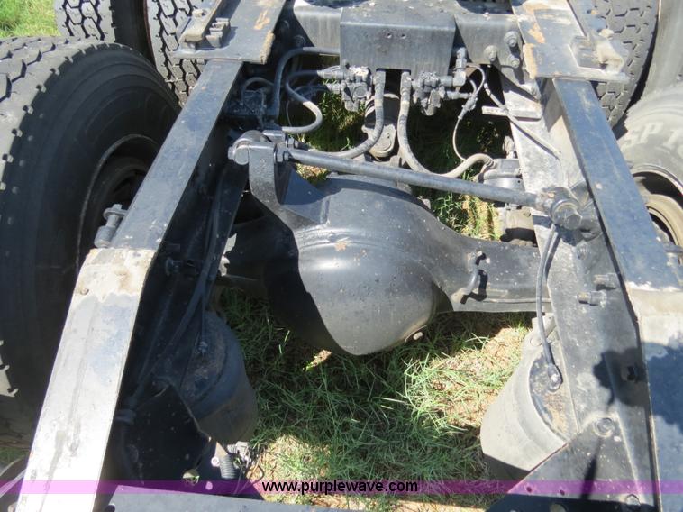 image for item B4513 2006 International 9400i semi truck