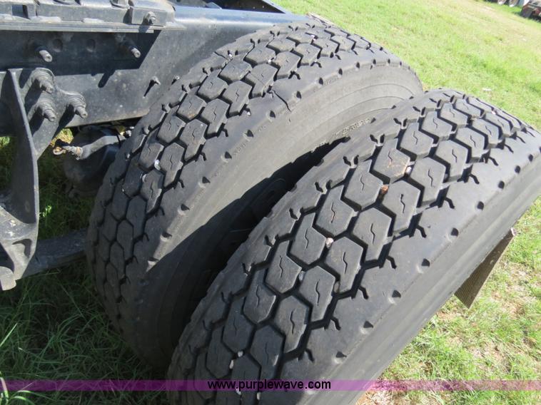 image for item B4513 2006 International 9400i semi truck