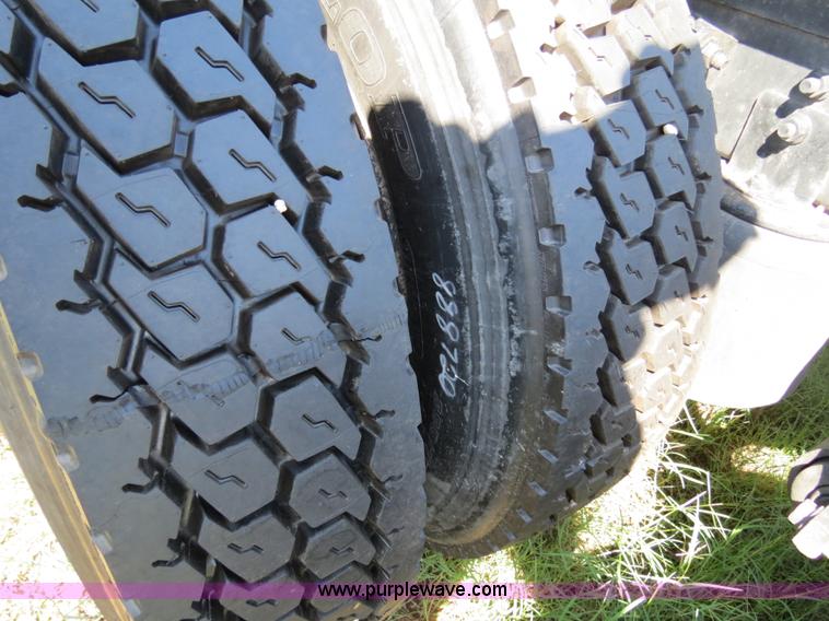 image for item B4513 2006 International 9400i semi truck