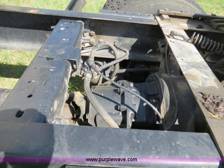 image for item B4513 2006 International 9400i semi truck