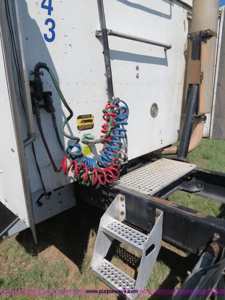 image for item B4513 2006 International 9400i semi truck