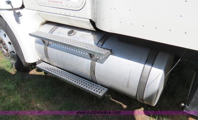 image for item B4513 2006 International 9400i semi truck