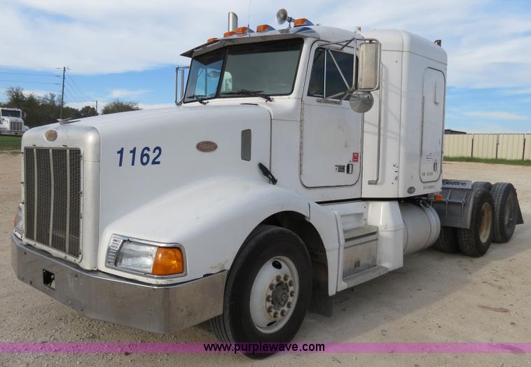 image for item B4514 2000 Peterbilt 377 semi truck
