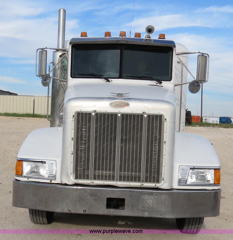 image for item B4514 2000 Peterbilt 377 semi truck