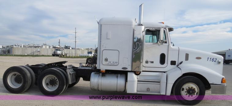 image for item B4514 2000 Peterbilt 377 semi truck