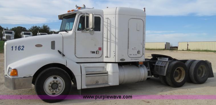 image for item B4514 2000 Peterbilt 377 semi truck