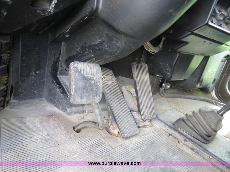 image for item B4514 2000 Peterbilt 377 semi truck