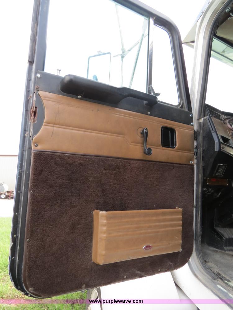 image for item B4514 2000 Peterbilt 377 semi truck