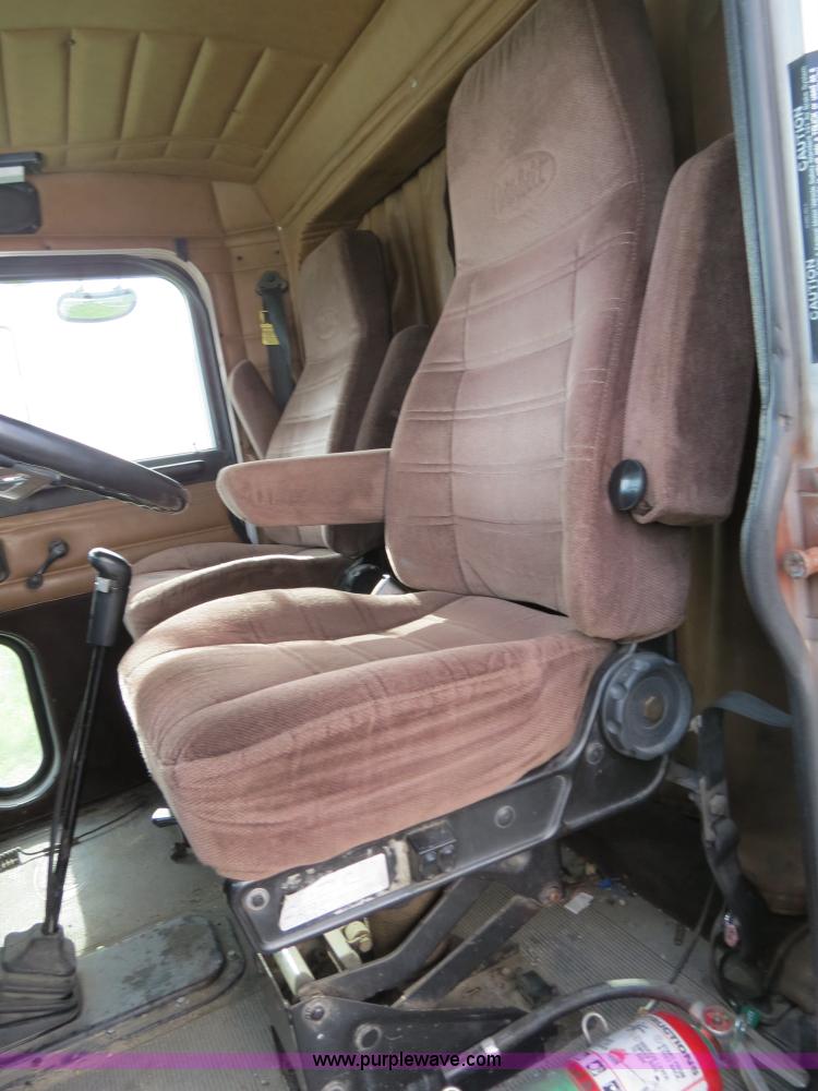 image for item B4514 2000 Peterbilt 377 semi truck