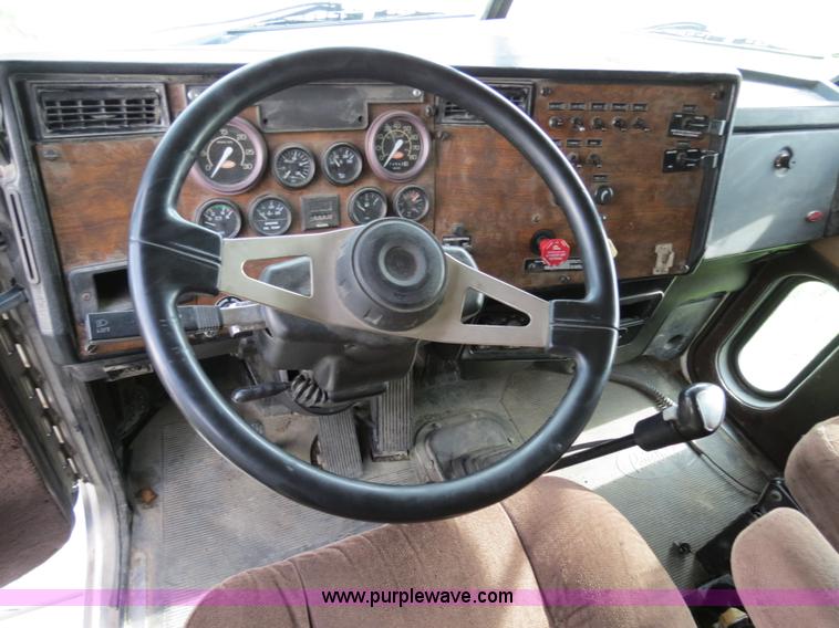 image for item B4514 2000 Peterbilt 377 semi truck