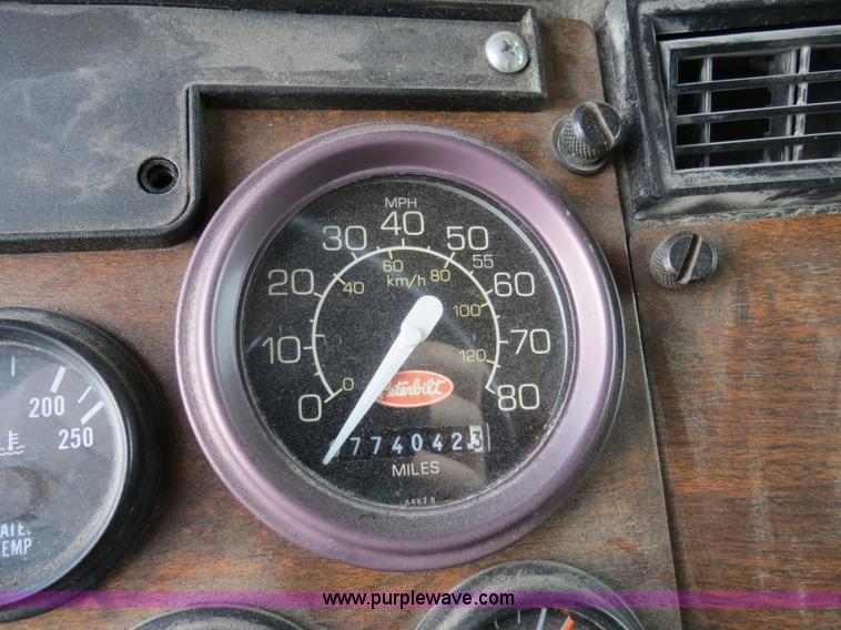 image for item B4514 2000 Peterbilt 377 semi truck