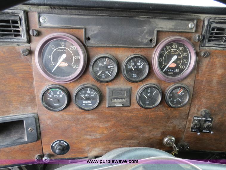 image for item B4514 2000 Peterbilt 377 semi truck