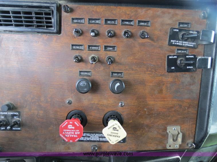 image for item B4514 2000 Peterbilt 377 semi truck