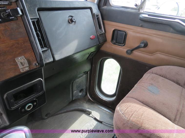 image for item B4514 2000 Peterbilt 377 semi truck