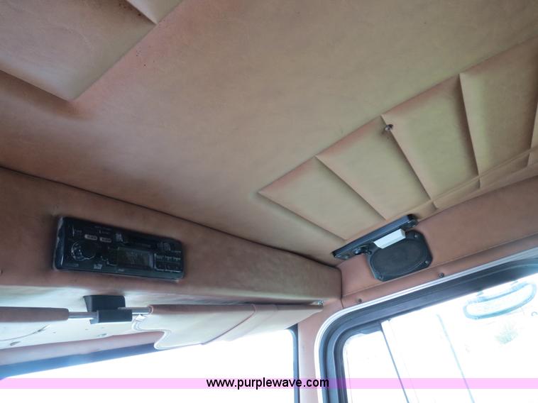 image for item B4514 2000 Peterbilt 377 semi truck