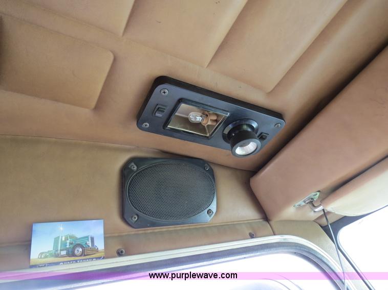 image for item B4514 2000 Peterbilt 377 semi truck