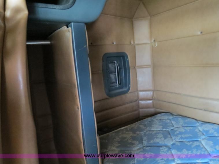 image for item B4514 2000 Peterbilt 377 semi truck