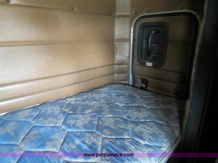 image for item B4514 2000 Peterbilt 377 semi truck