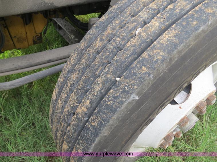 image for item B4514 2000 Peterbilt 377 semi truck